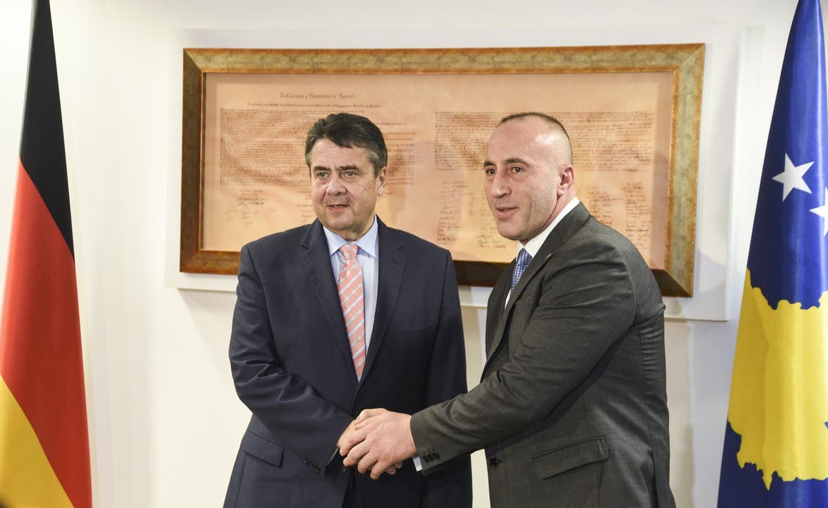 Premier Ramush Haradinaj begrüsst den deutschen Aussenminister Sigmar Gabriel.