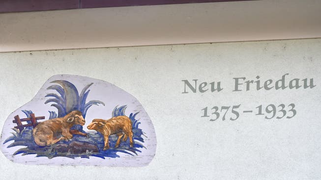 Mit dieser Fassadenmalerei erwies der Erbauer der Liegenschaft an der Fahrgasse 2 in Fulenbach, Nähe Stadtacker, der alten Stadt Fridau die Reverenz, die bis 1375 an dieser Stelle stand. Die Malerei mit den Schäfchen drückt wohl eine volkstümliche Deutung des Stadtnamens aus: Fridau (oder Friedau), die friedliche Au.