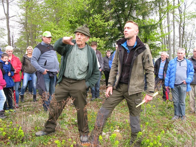 Richard Gubler und Revierförster Markus Lüdi erklären den Holzschlag im Schnäpf.