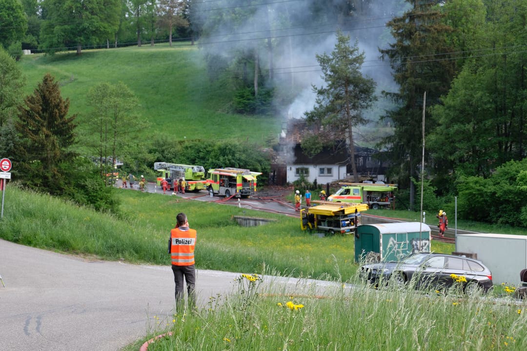 Die Absperrung der Luzernerstrasse hatte unter anderem einen Rückstau in Birmensdorf zur Folge. Einfamilienhaus brennt an der Luzernerstrasse in Birmensdorf am 7. Mai 2018