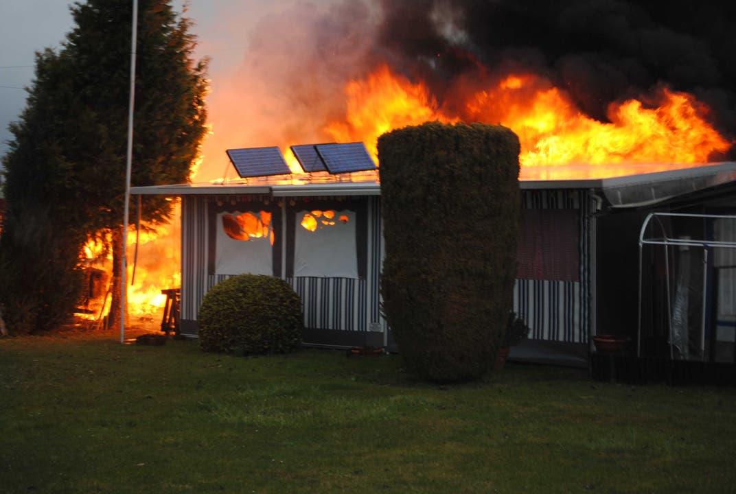 Die drei Wohnwagen brannten jedoch komplett aus.