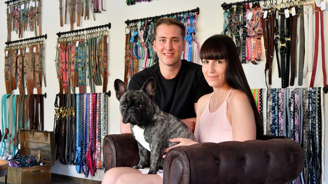 Die jungen Ladenbesitzer Silvano Renggli und Natalie Sulzer mit ihrer französischen Bulldogge Hamlin.