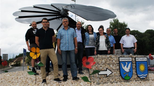 Die Behördenmitglieder und die am Bau beteiligten Unternehmen weihten gestern die «Smartflower» ein. Nadine Böni