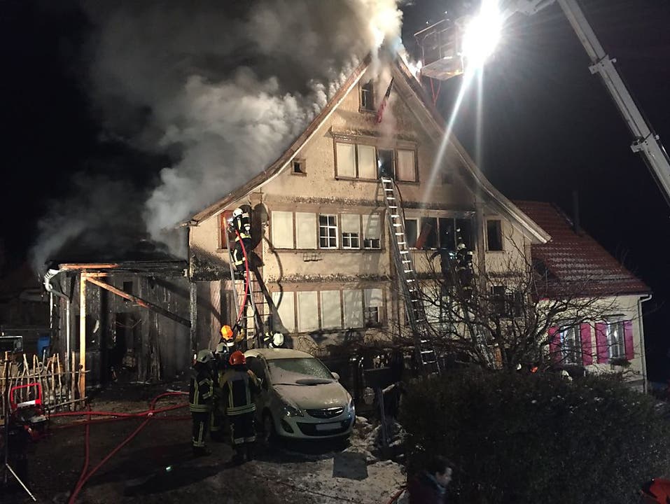 Heiden (AR), 2. Dezember In Heiden ist am Abend des 2. Dezember ein Mehrfamilienhaus abgebrannt. Zwei Personen verletzten sich, als sie das Haus durch ein Fenster verliessen. Sie mussten ins Spital gebracht werden.