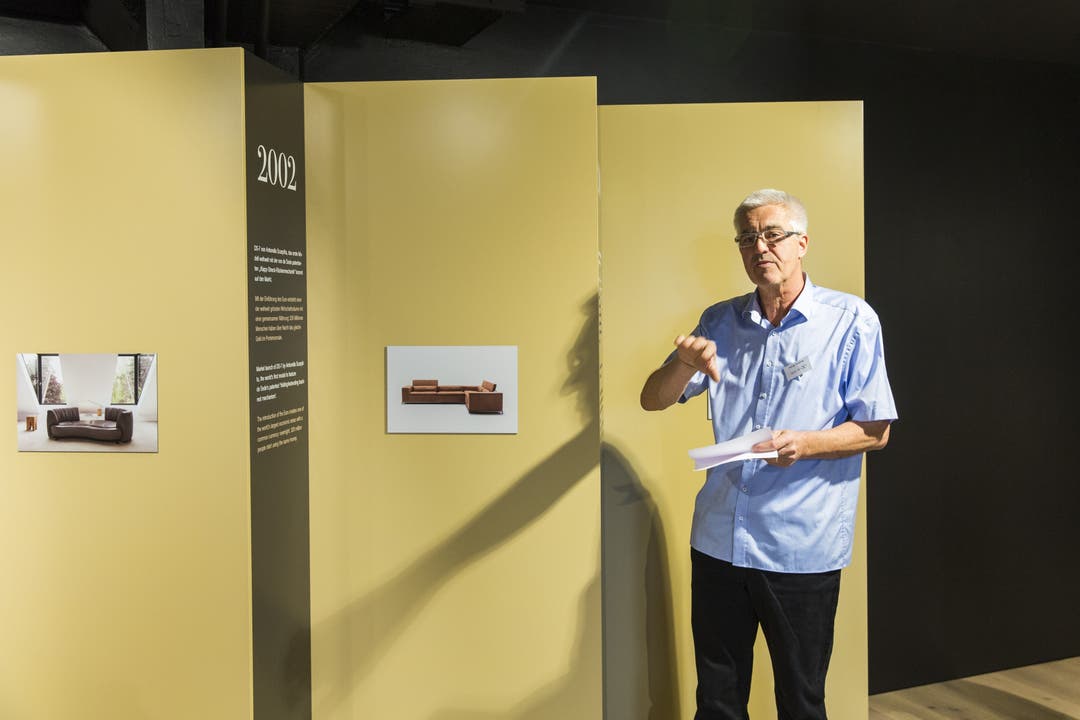 Entwickler Andrew Bryan führt an der Museumseröffnung beim Möbelhersteller De Sede durch die Ausstellung