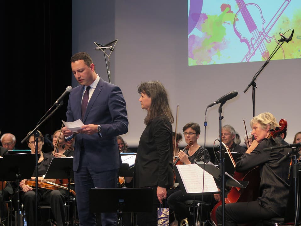200 Jahre Orchesterverein Brugg Der Ochesterverein Brugg hat mit einem Konzert den 200. Geburtstag gefeiert. Stadtrat und OK-Präsident für das Jubiläum des OVB Reto Wettstein richtet ein Grusswort an die Gäste. OVB-Präsidentin Bernadette Wettstein und das Orchester hört aufmerksam zu.
