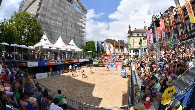 Um 14 Uhr gings gestern los auf der Kirchgasse im Stadtzentrum von Olten. Das Beachvolleyball-Turnier dauert bis Sonntag.