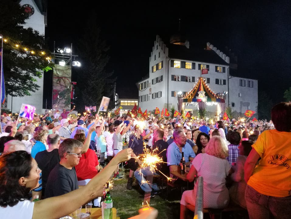 Rund 4000 Live-Zuschauer sorgen am Donnschtig-Jass-Finale in Bürglen TG für Gänsehaut-Stimmung.
