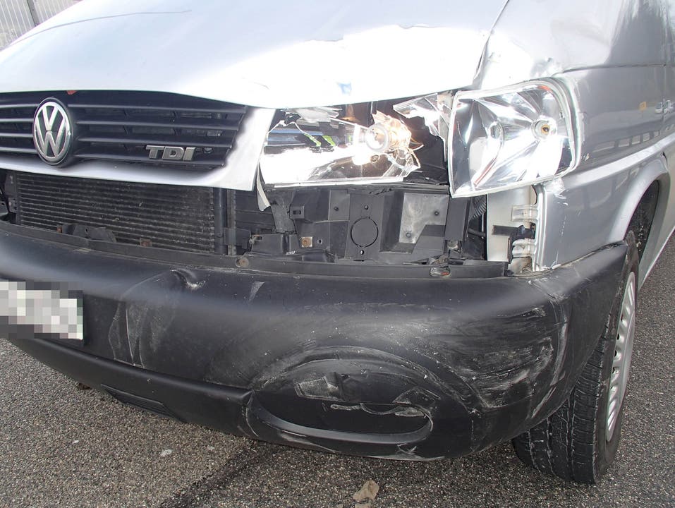 Dort kollidierte er mit einem VW und der Mittelleitplanke. Die zwei Beifahrerinnen im Skoda wurde dabei leicht verletzt.