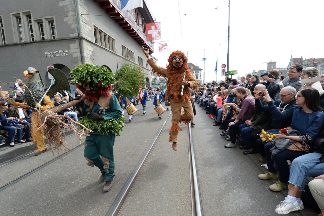 Sächsilüüte-Kinderumzug Vogel Gryff, Wild Maa und Leu tanzen durch Zürich.