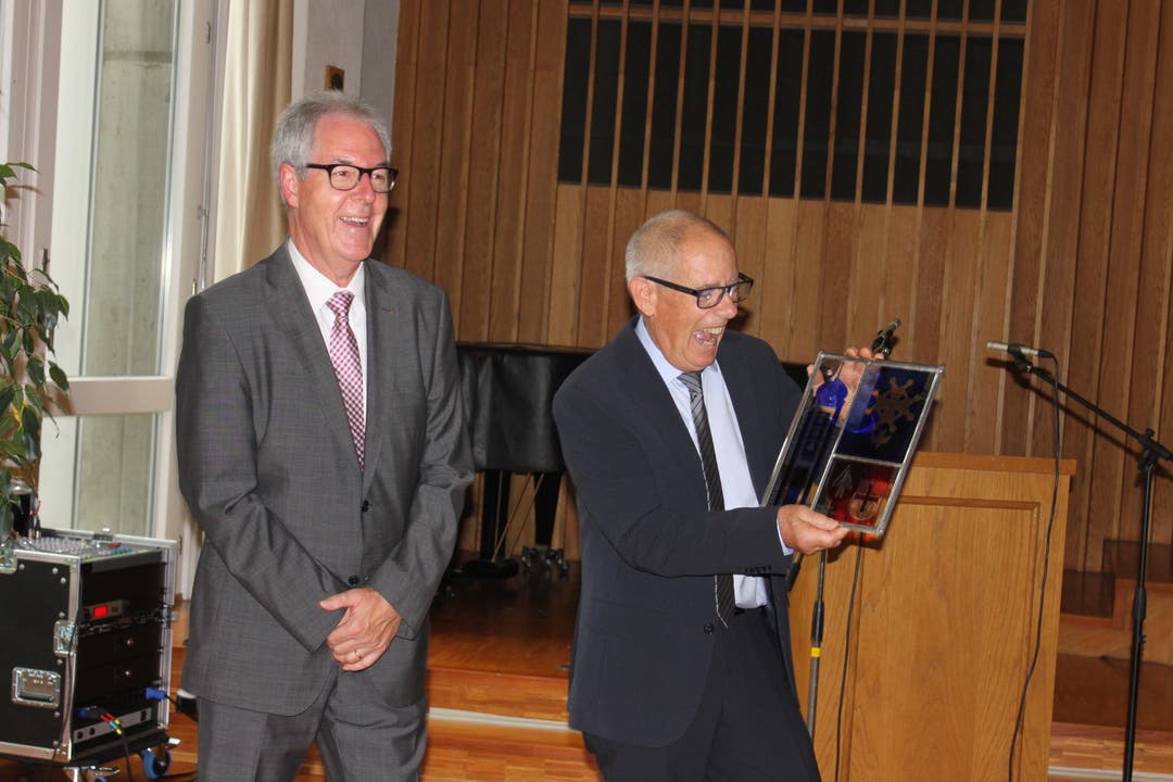 Kirchgemeindepräsident Martin Joss überreicht Ruedi Köhli eine Wappenscheibe
