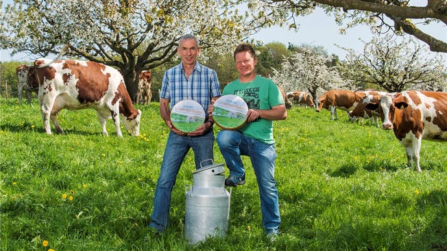 Paul Frey (l.) und Arno Wernle mit ihrem Fricktaler Gourmetkäse, der neu blühende Kirschbäume auf der Etikette zeigt.