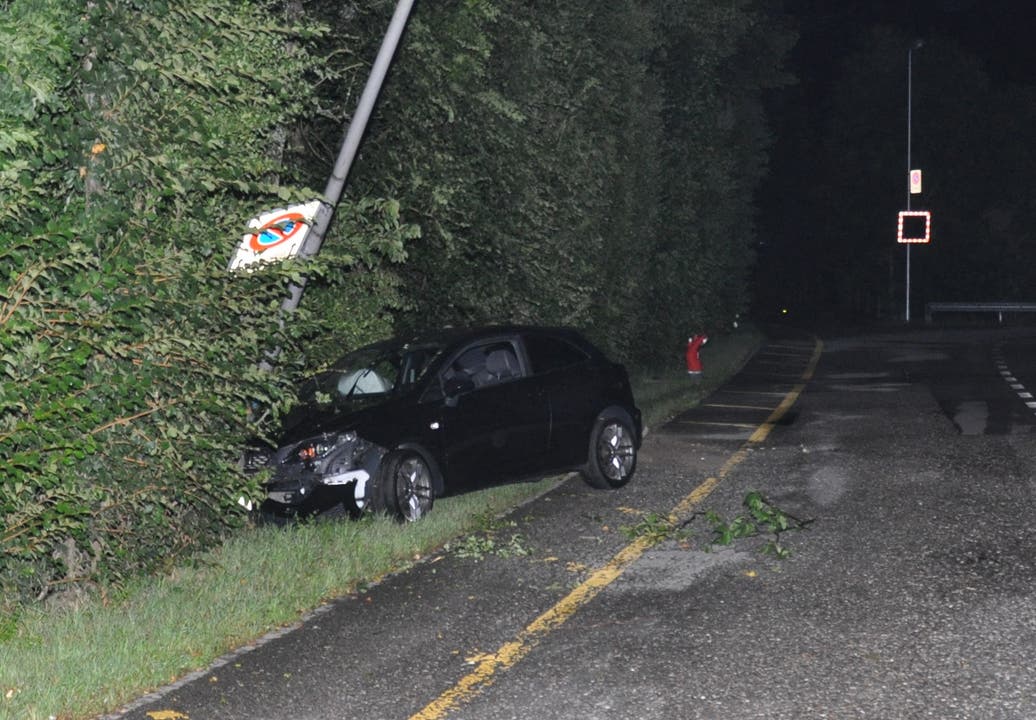 Oensingen (SO), 21. Juli Nach einer leichten Rechtskurve verlor ein betrunkener Autofahrer die Kontrolle über sein Auto und prallte in eine Strassenlampe.