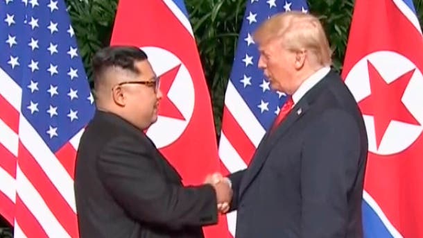 Der historische Handschlag zwischen Trump und Kim   