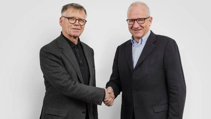 Historischer Handschlag: Die VR-Präsidenten Peter Wanner (AZ Medien) und Etienne Jornod (NZZ) im Dezember 2017.
