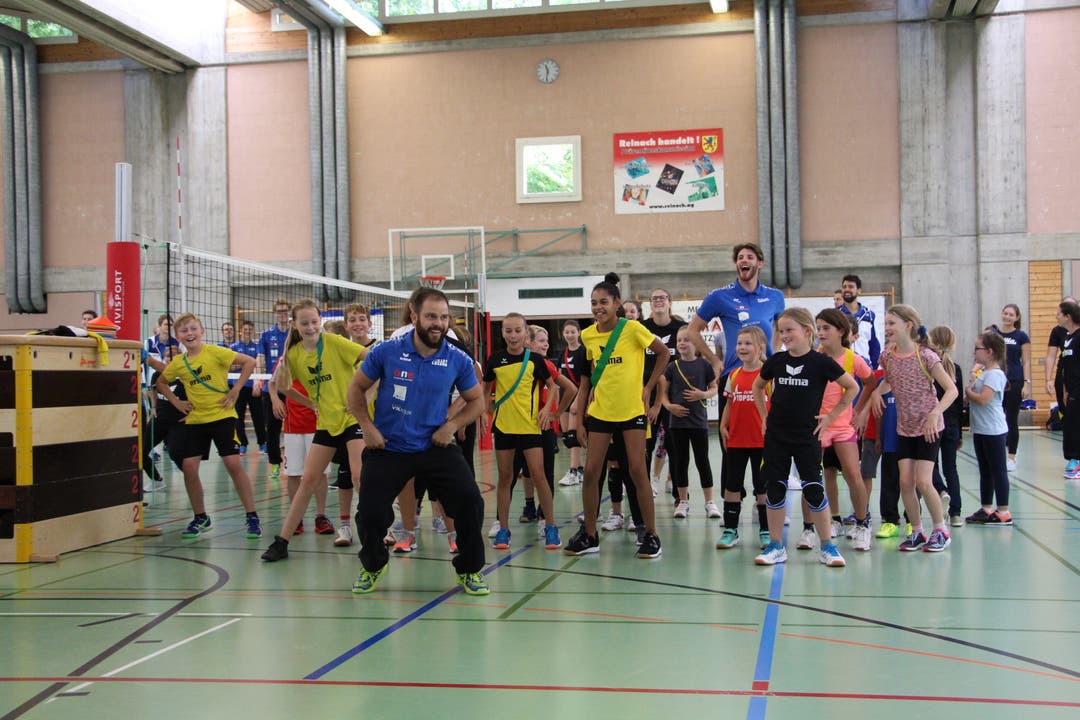 Ganze 45 Kinder und Jugendliche nahmen am exklusiven Nachwuchstraining mit den Spielern von Volley Luzern teil.