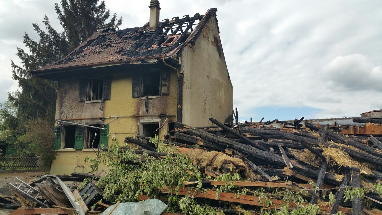 Am Montag hat ein Brand auf einem Bauernhof in Zeiningen einen Teil des Stalls und den angebauten Ökonomieteil des Landwirtschaftsbetriebs komplett zerstört.