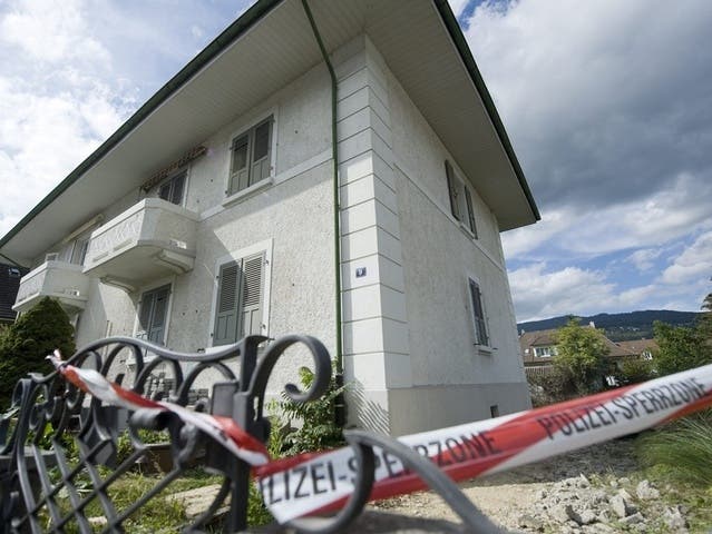 Der Tatort vor sieben Jahren: Das Haus in Biel, welches Rentner Peter Hans K. unter Waffengewalt verteidigte. (Archiv)
