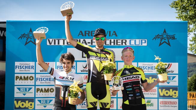 Manuel Fasnacht (Mitte) feiert seinen Sieg bei den U23-Fahrern.