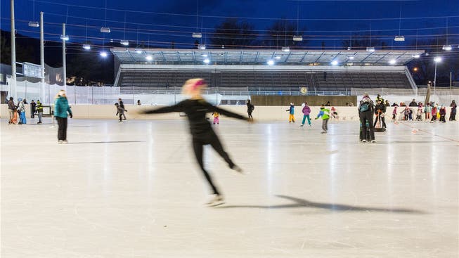 Mit dem Eislaufen ist bald Schluss: Ab Mai 2018 wird das «Tägi» für rund eineinhalb Jahre saniert. Der Eisbereich und auch das Hallenbad werden dann geschlossen. Severin Bigler