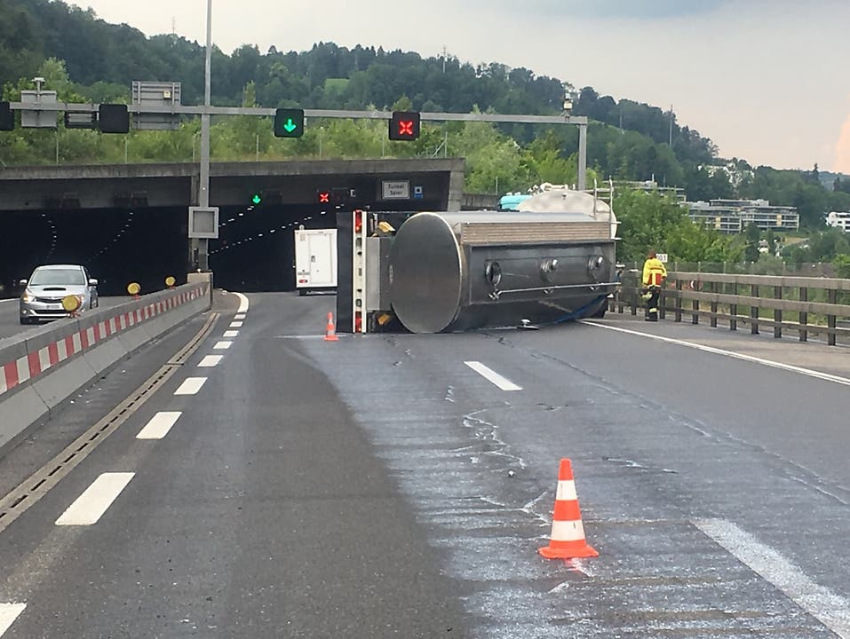 Horw (LU), 4. Juni 2000 Liter Milch haben sich auf die Autobahn A2 in Horw LU ergossen, nachdem der Anhänger eines Milchtransporters gekippt ist. Verletzt wurde niemand.