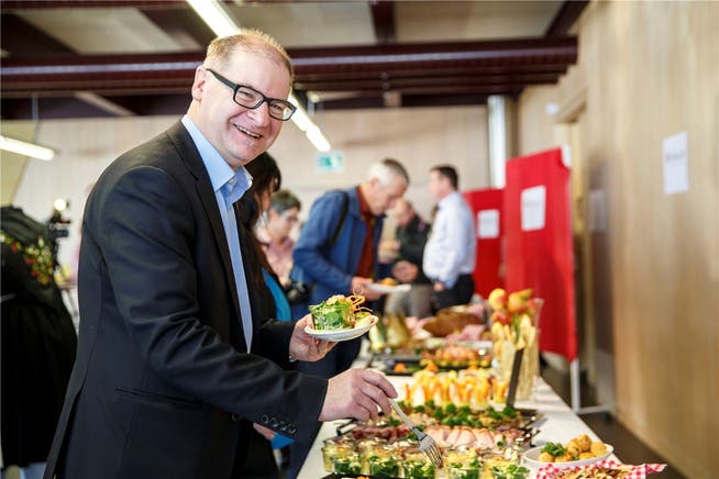 «so-fein»: Auch Kantonsratspräsident Urs Huber liess sich bei der Präsentation der Geschäftsidee im Januar die Landfrauen-Platte schmecken.
