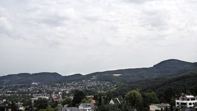 Blick zum Dorneckberg mit der Schartenflue (ganz rechts) und auf Dornach mit dem Goetheanum (linke Bildhälfte).