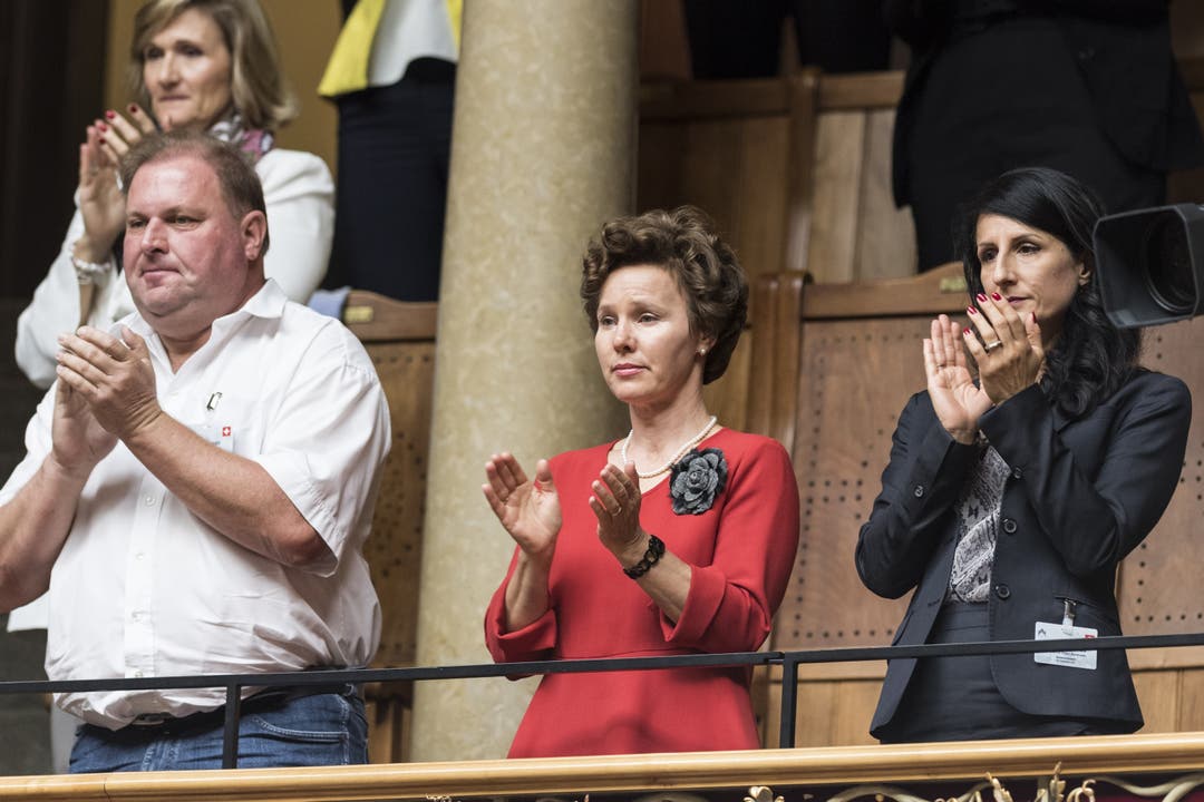 Friedrun Sabine Burkhalter (Mitte) applaudiert nach der Rede ihres Ehemannes, des scheidenden Bundesrats Didier Burkhalter.