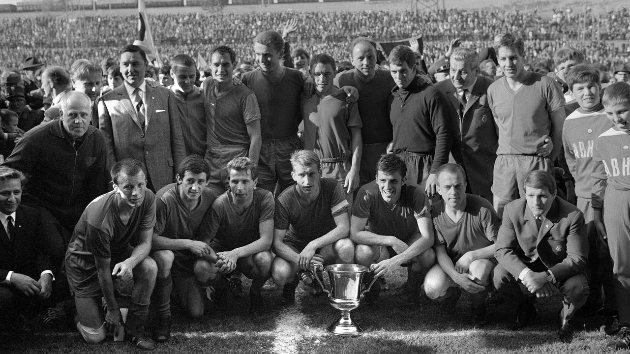 2. Titel, 1967: Im letzten Spiel kommt es zum Duell mit GC. Der FCB stand bereits vor dem 2:2 gegen die Zürcher als Meister fest. Den Pokal gab es aber erst jetzt.