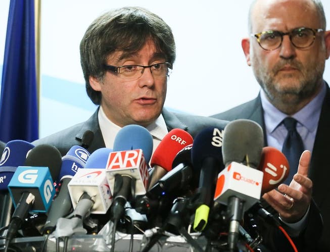 Carles Puigdemont: Der katalanische Regionalpräsident wollte Rajoy im Ausland treffen, doch dieser sagte ab.