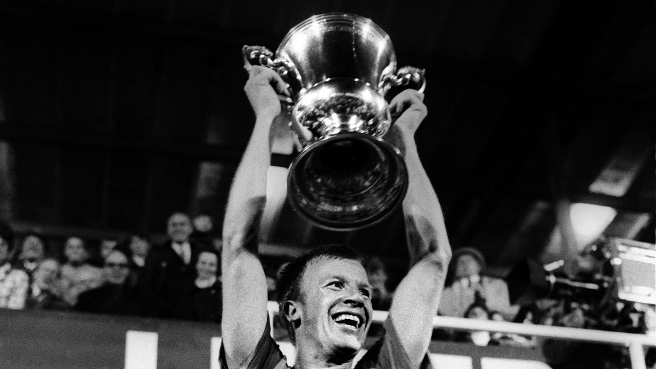 3. Titel, 1969: Spielertrainer Helmut Benthaus stemmt den Meisterpokal in die Höhe. Zuvor hat sein Team den FC Luzern in der letzten Runde mit 3:2 besiegt.