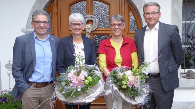 Kantonsratspräsident Urs Ackermann (v.l.), die Geehrten Margot Latscha und Doris Meyer sowie Präsident des Jugendfürsorgevereins Thal, Stephan Berger.