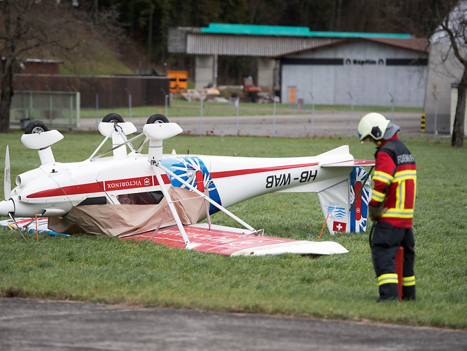 Ein Kleinflugzeug wurde auf dem Gelände der Ruag beim Flugplatz Buochs (NW) auf den Rücken gelegt.