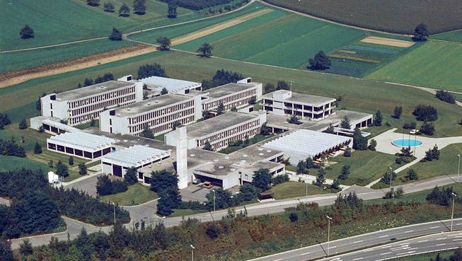 Als der Segelhof sonst noch unbebaut war und noch keine Wasserkugel den Brunnen krönte: das Forschungszentrum kurz nach der Eröffnung 1973.
