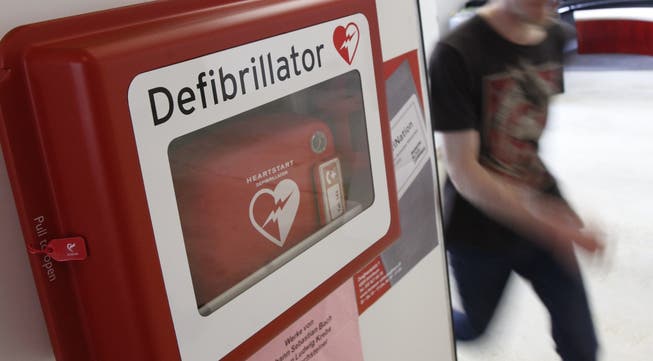 Die Feuerwehr-Kommission beantragte dem Gemeinderat die Neuanschaffung eines Defibrillators zum Preise von 3542 Franken. (Symbolbild)