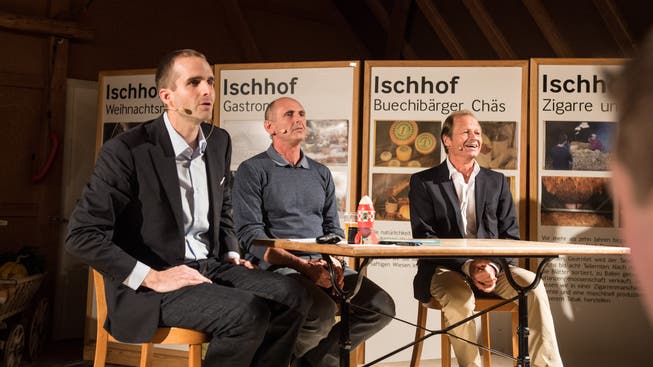 Talkmaster Simon Eberhard (links) mit Radrennfahrer Tony Rominger sowie Bildhauer, Maler und Grafiker Marc Reist (rechts).