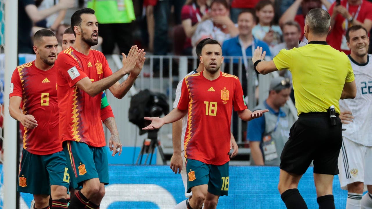 Penalty für Russland. Spaniens Spieler versuchen Schiedsrichter Bjorn Kuipers noch zu beeinflussen. Dieser lässt sich aber nicht umstimmen.