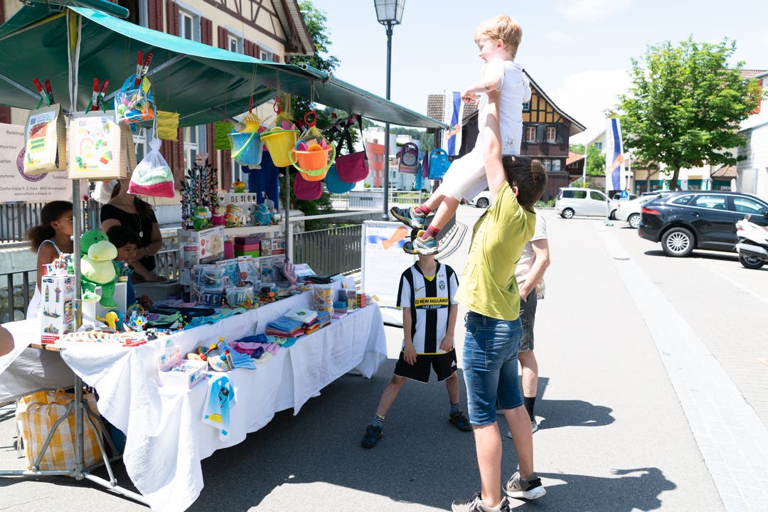 Marktstände bieten etwas für Gross und Klein am Bachfest Birmensdorf.