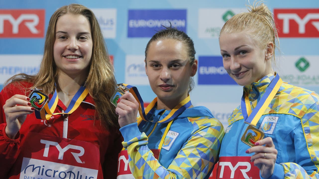 Stolz posiert Heimberg (links) mit den anderen Medaillengewinnerinnen.