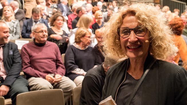 Ursula Berger und ihr Publikum: Volles Haus zum Auftakt der 22. Oltner Tanztage.