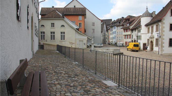 Viele Altstadtbewohner sind überzeugt, dass ein neuer Baum unterhalb der Stützmauer die Hofstatt aufwerten würde. cm