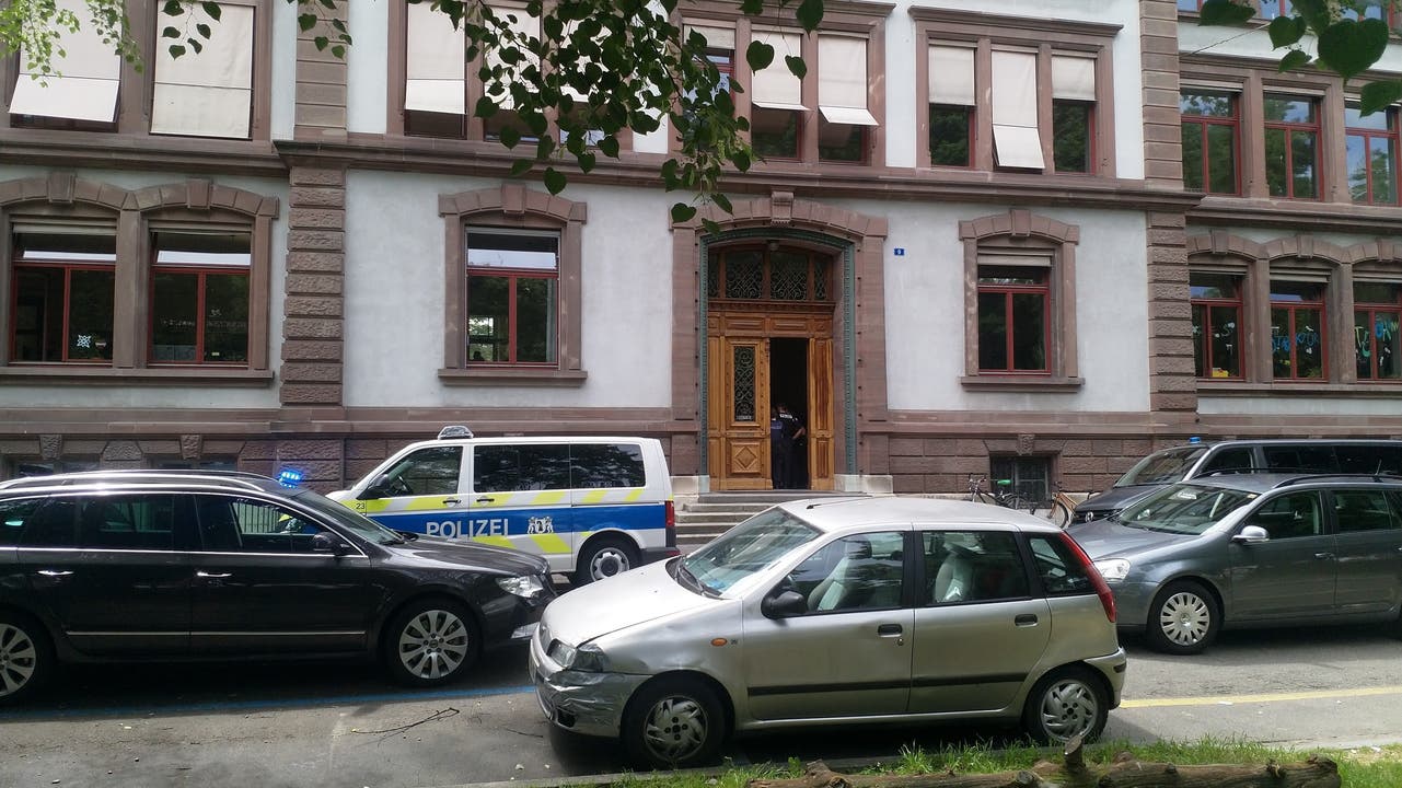 Grosses Polizeiaufgebot beim St. Johanns-Schulhaus.
