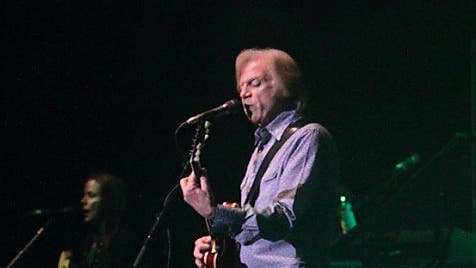 4. Januar: Ray Thomas (76) Der Rockmusiker und Mitbegründer der britischen Band Moody Blues, verstirbt im Alter von 76 Jahren.