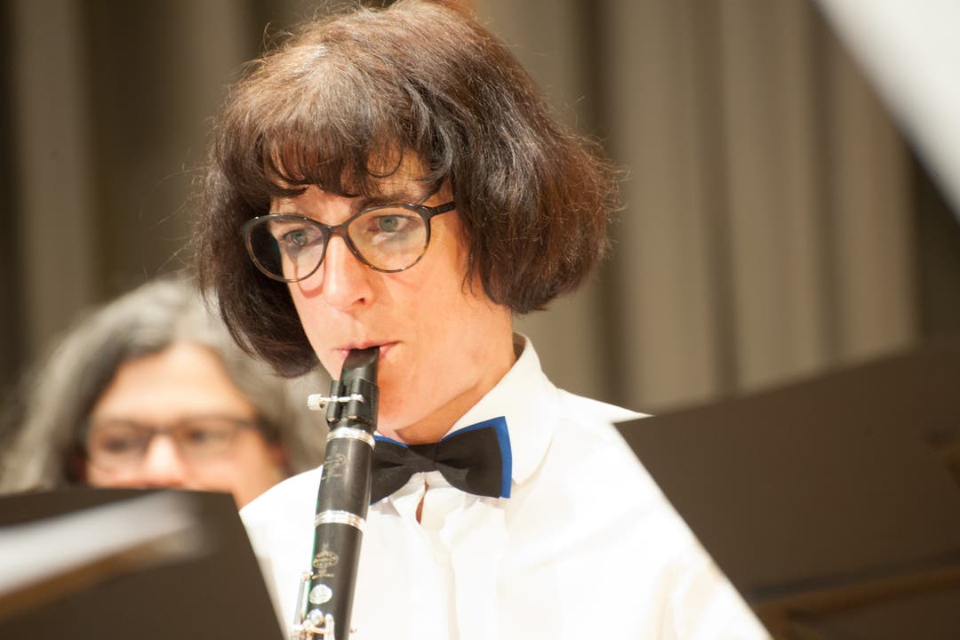 Marianne Scartazzini spielt eine B-Klarinette