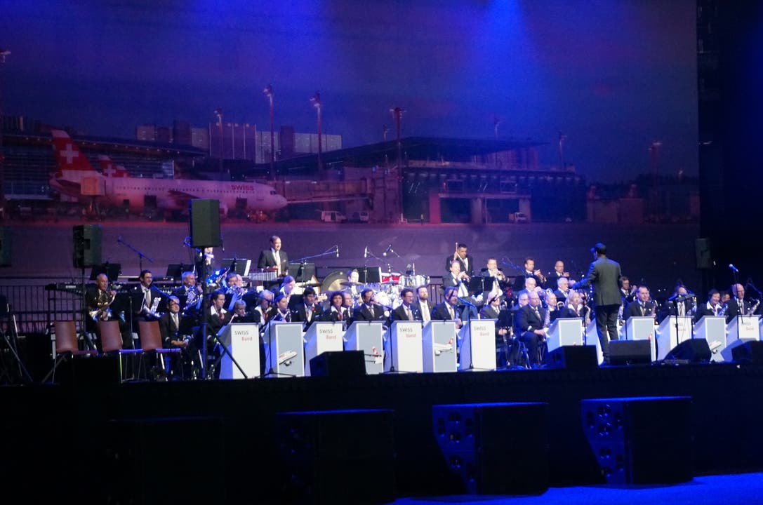 Die Swiss Band spielt die Schweizer Nationalhymne an der Eröffnungsfeier.