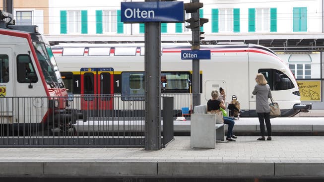 Mit den veränderten Priorisierung der öV-Gelder soll das S-Bahn-Angebot in der Region Olten ausgebaut werden (im Bild: stehende Regionalzüge im Bahnhof Olten).