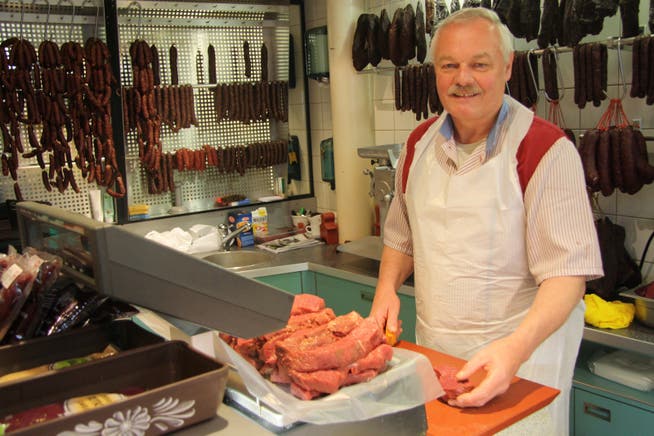 Hans-Ulrich Wenger beim Zuschneiden von Fleisch in der «Rossmetzg» an der Schaalgasse 3-