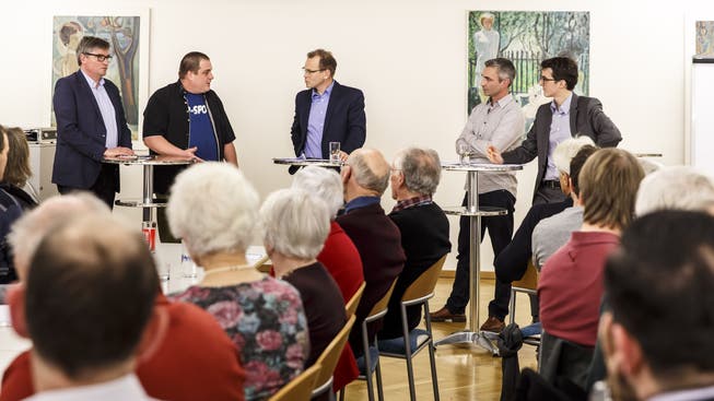 Die Diskussionsrunde ist in vollem Gange mit (von links) Stefan Hug, Roman Strausak, Reto Schoch, Thomas Ledermann und Michele Muccioli.