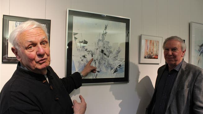 Toni Bieli (links) und Roland Hofmann sprechen über ein Bild.