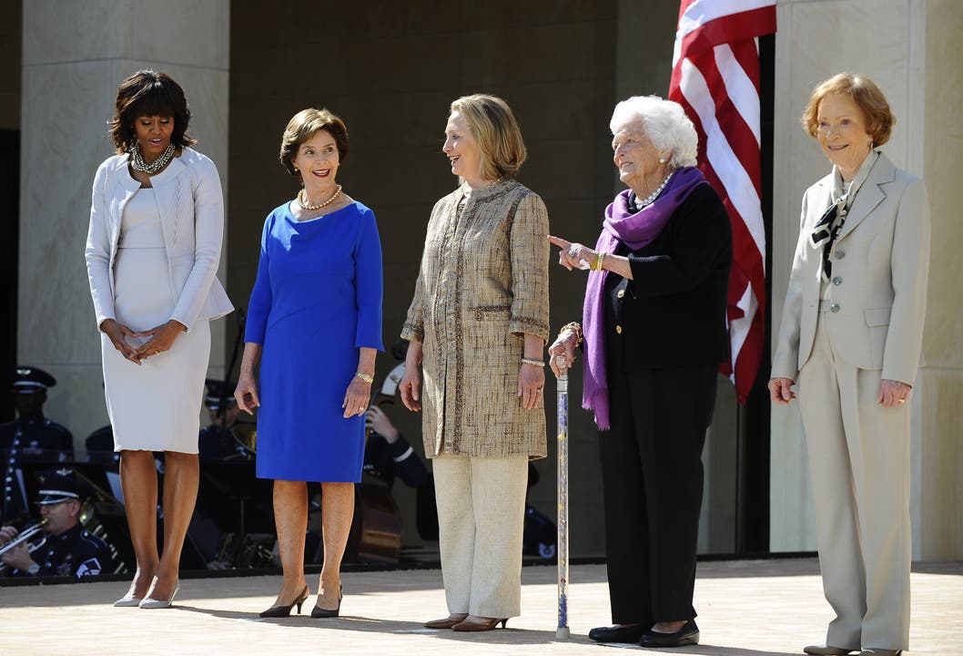 Bush mit Michelle Obama, Laura Bush und Hillary Clinton.